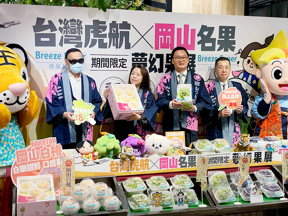 台灣虎航董事長陳漢銘(中右)21日現身台北微風廣場復興店的微風超市，為「台灣虎航&岡山名果 期間限定夢幻果展」揭開序幕。(吳琍君攝)