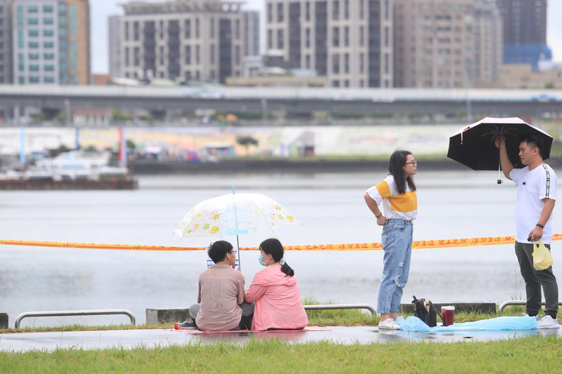 氣象局預測，隨著颱風北上遠離，引進西南氣流，24日、25日受西南風影響，各區有短暫陣雨。(圖: 中央社)