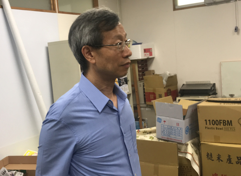 彰化縣衛生局先前針對接受居家檢疫無症狀的民眾進行篩檢引發爭議，局長葉彥伯22日受訪時表示，衛生局在接到衛福部疾管署公文後已喊停。(圖: 中央社)