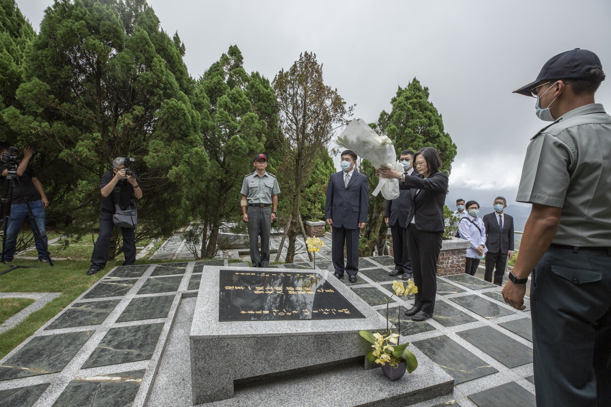 蔡英文總統日前到五指山國軍示範公墓特勳區，向行政院前院長郝柏村致意。(總統府提供)