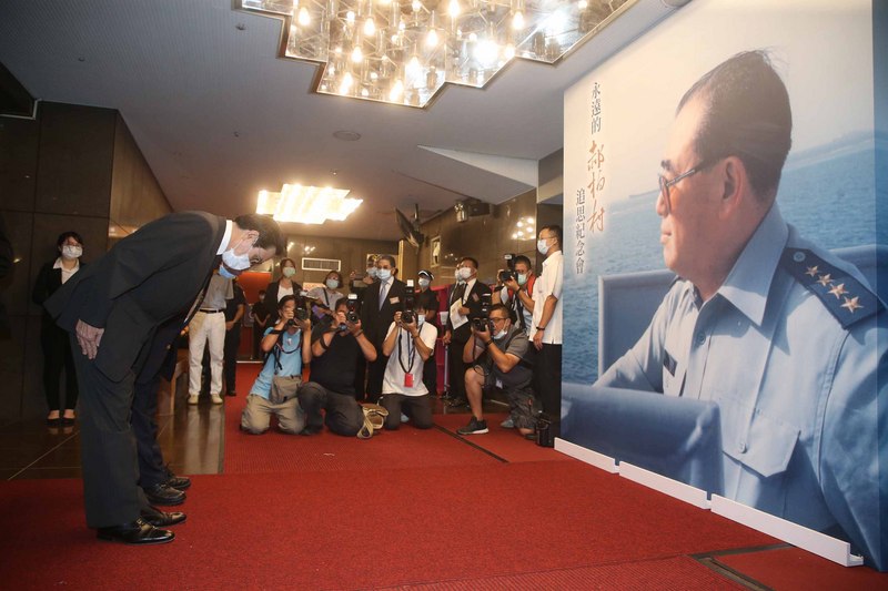 前行政院長郝柏村追思紀念會23日上午在台北市政府舉行，前總統馬英九（前左）出席，向郝柏村遺像鞠躬致意。