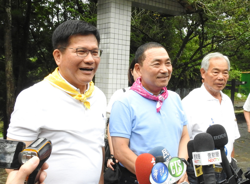 交通部長林佳龍(左)與新北市長侯友宜(中)。(圖:中央社檔案照片)