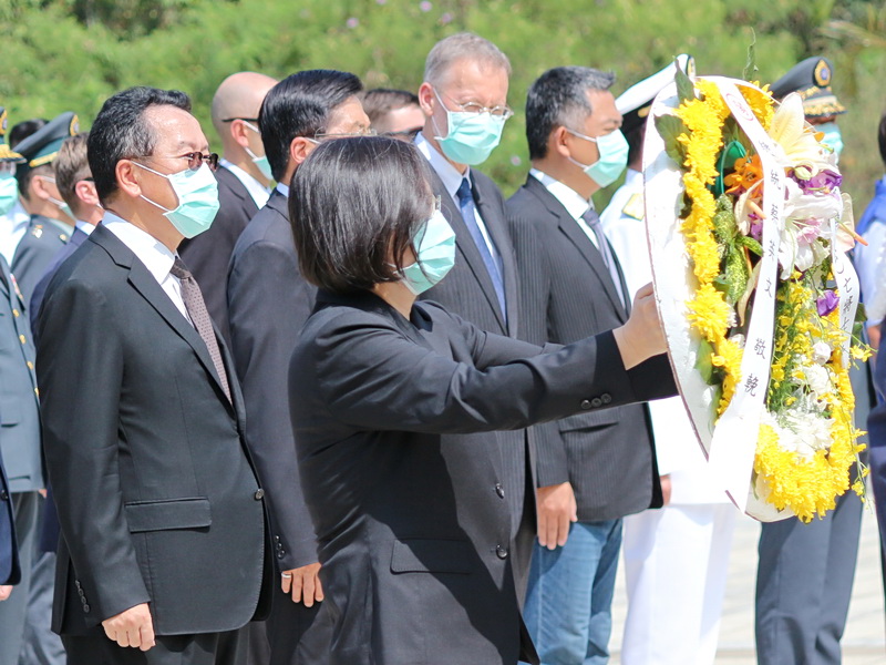 蔡英文總統(中)23日在金門主持八二三戰役公祭暨追思活動，圖中總統的右後方是AIT處長酈英傑 (央廣記者王照坤 攝)