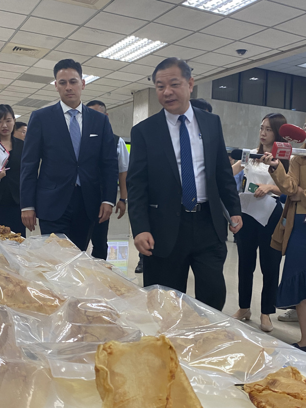 台美警方攜手合作，首次在台查獲保育類「加利福尼亞灣石首魚」乾魚鰾陸海空走私案，查獲價值90萬美元的黃花膠，刑事局24日舉行破案記者會，FBI駐台灣聯絡官賈西亞（前左）現身致謝。(圖：中央社)