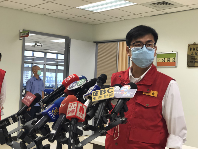 高雄市長陳其邁24日上午就職，下午首度主持市府防疫會議。(圖：中央社)