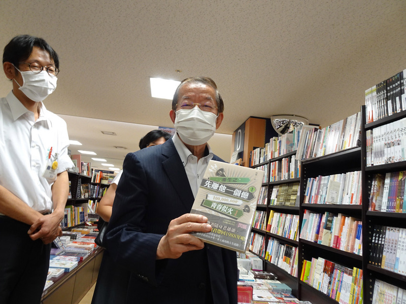 日本近年來出現「台灣熱」，日本紀伊國屋書店相準這股熱潮，20日起開設台灣中文書籍專區，駐日代表謝長廷24日前往觀察後表示，這可加深台日交流的深度。(圖:中央社)