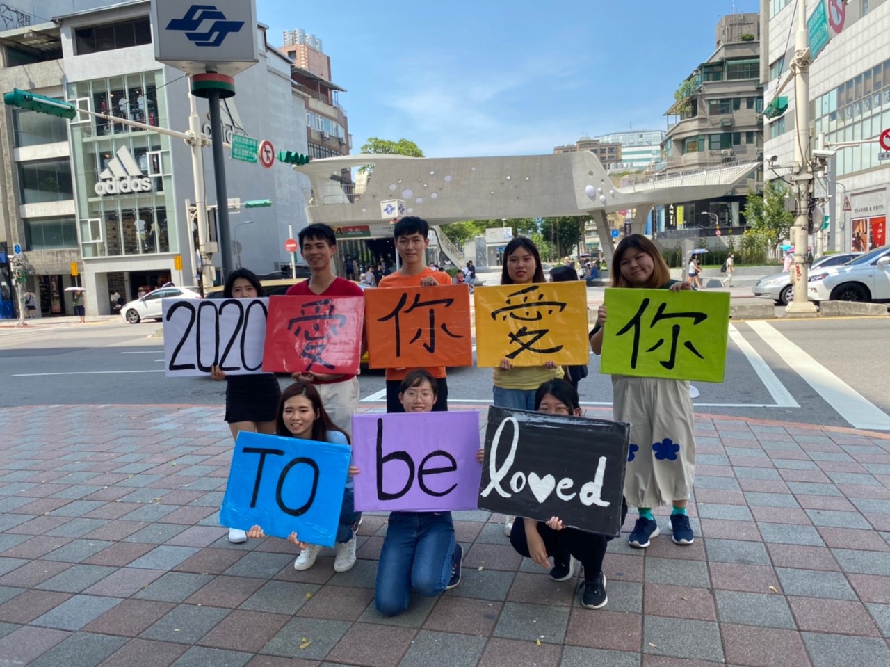 根據衛生福利部疾病管制署的年度報表，我國HIV新感染人數有7成比例是15到34歲族群，顯示愛滋感染年齡有下降趨勢，而適逢七夕情人節，台灣紅絲帶基金會24日就舉辦「滋己知彼，更愛自己」宣導活動，除了提醒要正確使用保險套外也強調篩檢的重要性。(台灣紅絲帶基金會提供)
