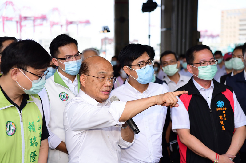 高雄市長陳其邁（前右2）25日上午陪同行政院長蘇貞昌（前左2）等內閣成員視察前鎮漁港，蘇貞昌並讚陳其邁全力拚市政。（行政院提供）