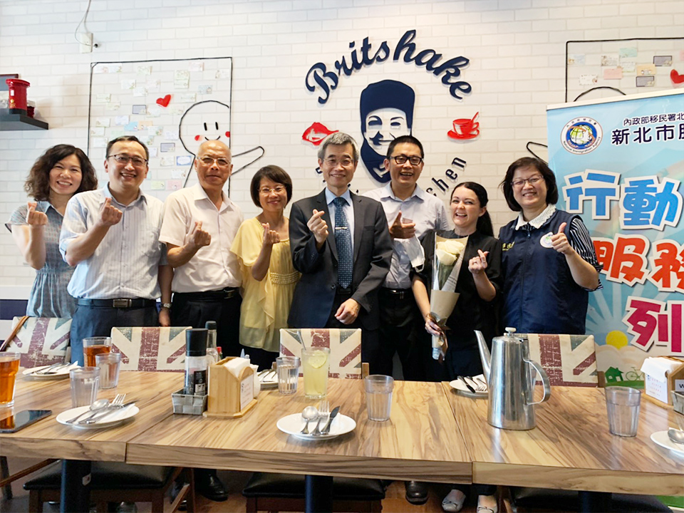 移民署副署長梁國輝25日前往淡水「英國奶奶」餐廳，拜訪英國新住民主廚AMY。(移民署提供)