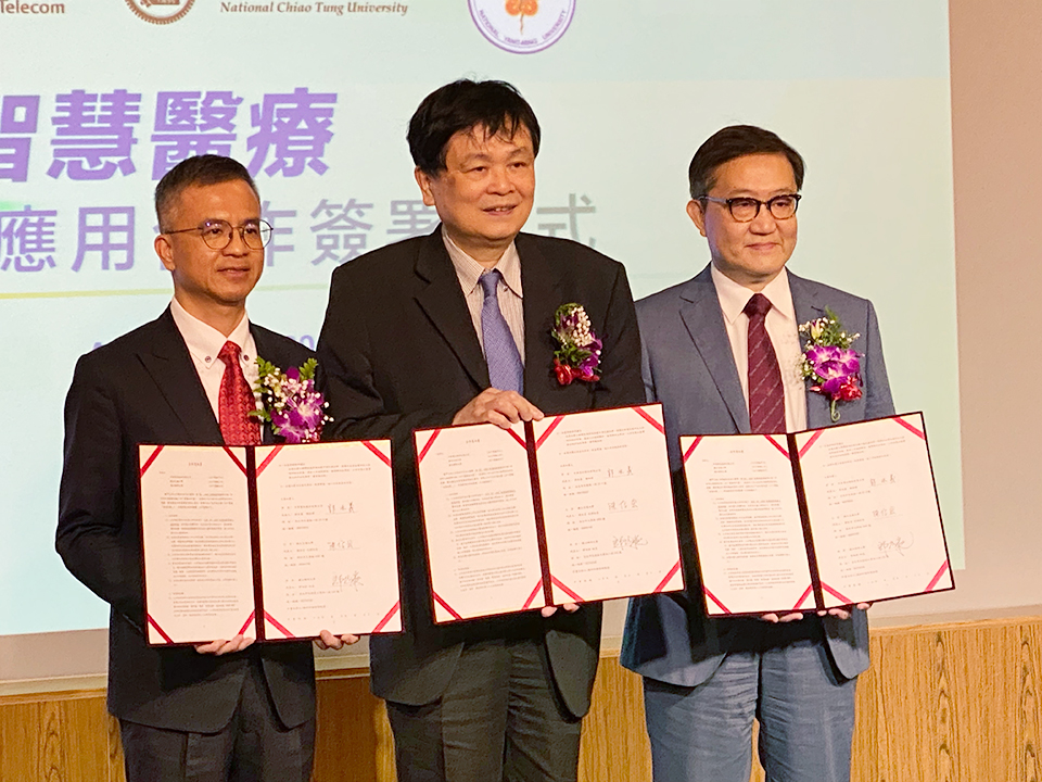 左起：中華電信總經理郭水義、交大代理校長陳信宏、陽明大學校長郭旭崧25日齊聚一堂，簽署三方智慧醫療應用合作備忘錄。(吳琍君攝)