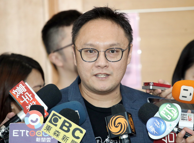 國民黨文傳會副主委鄭照新(中)(資料照片/中央社)