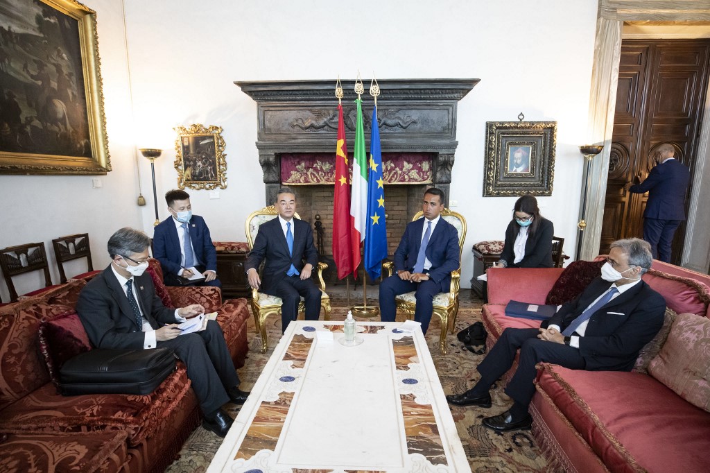 中國外交部長王毅（中間左方）與義大利外長迪馬尤（Luigi Di Maio）(中間右方）會面。(AFP)