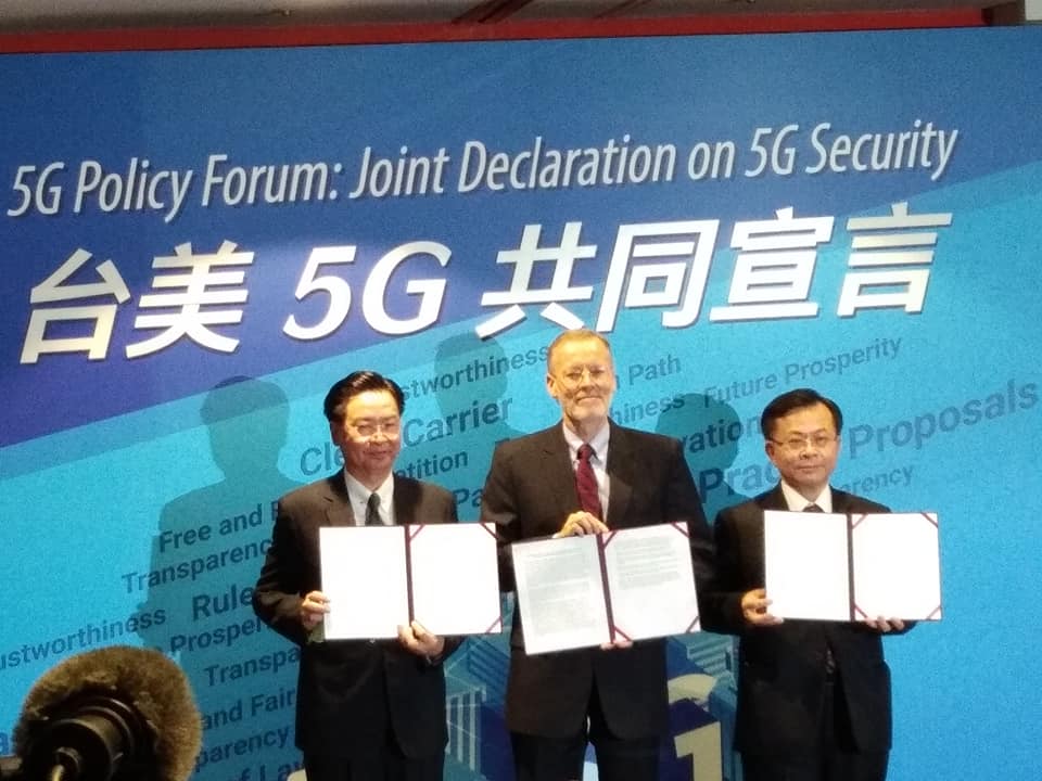 美國在台協會(AIT)26日舉辦「台美5G共同宣言」論壇活動，包括外交部長吳釗燮(左)、國家通訊傳播委員會主委陳耀祥(右)和AIT處長酈英傑(中)都出席。(王韋婷 攝)