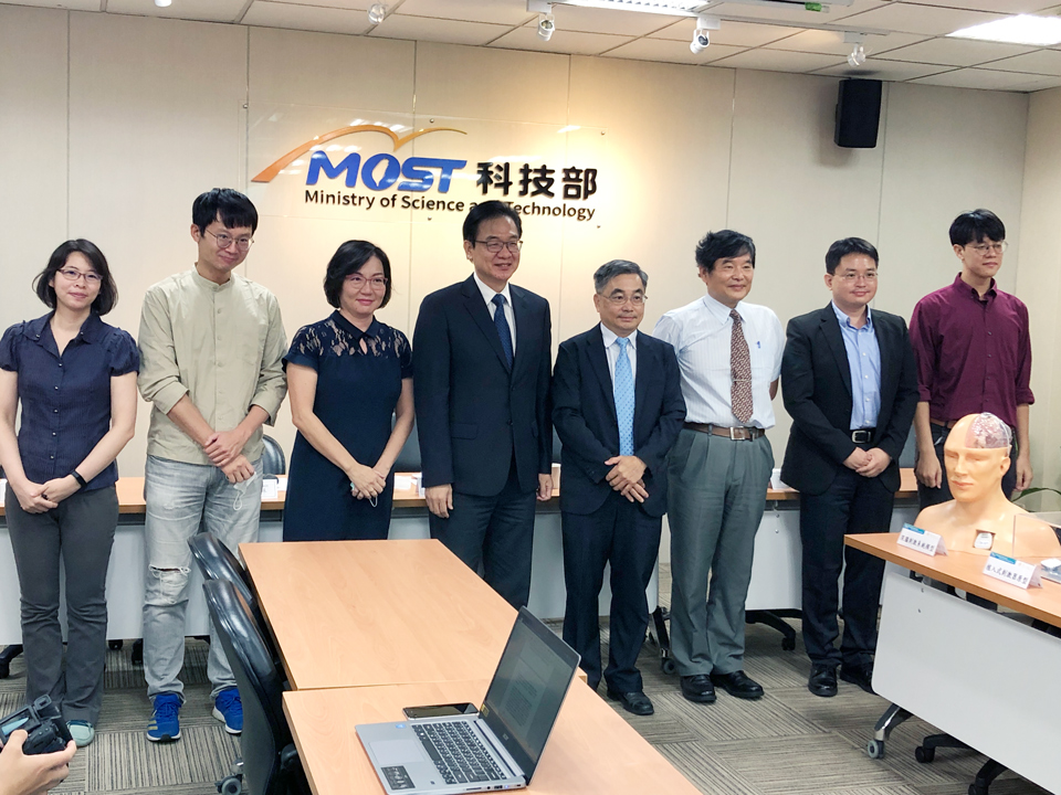 科技部今天(26日)指出，交通大學教授及長庚醫院醫師組成跨領域團隊，採用台積電(TSMC)半導體製程，開發最新的「智慧型可適性閉迴路深腦刺激系統」，預估將能有效提升療效，且耗電量減半。（楊文君攝）