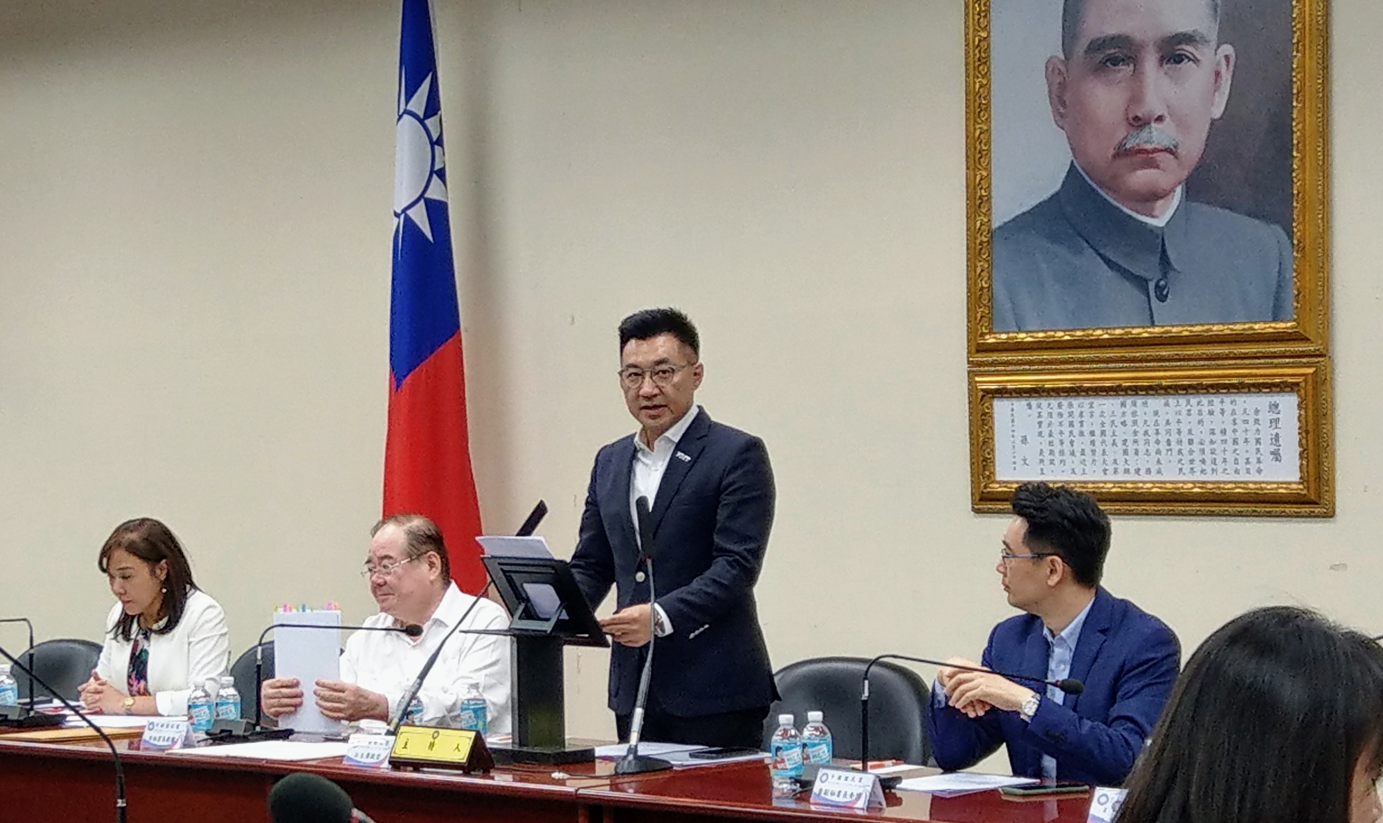 針對黨產條例釋憲28日公布，江啟臣表示，民進黨政府違憲昭然，國民黨絕不退卻。(劉品希 攝)