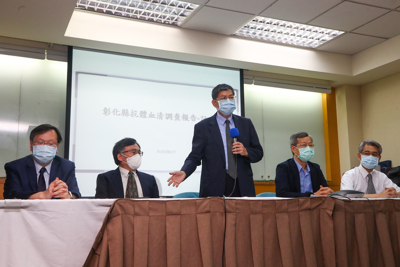 彰化縣衛生局和台大公衛學院合作進行COVID-19（2019冠狀病毒疾病，俗稱武漢肺炎）病毒血清抗體檢測，27日上午舉行說明會，中央流行疫情指揮中心發言人莊人祥（左起）、台大公衛學院教授陳秀熙、詹長權及彰化縣衛生局長葉彥伯、台大公衛學院院長鄭守夏出席。(圖:中央社)