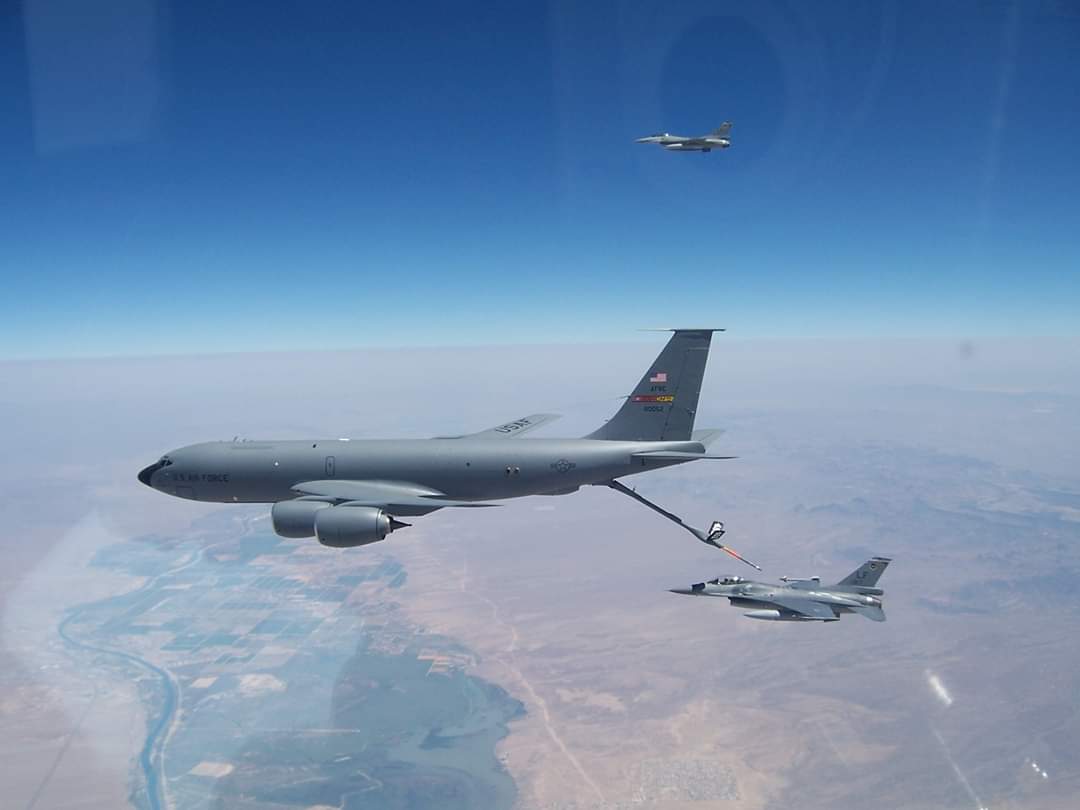 第21戰鬥機中隊依照F-16戰機的訓練計畫，和美軍空中加油機在美國洛克空軍基地執行空中加油任務。(臉書)