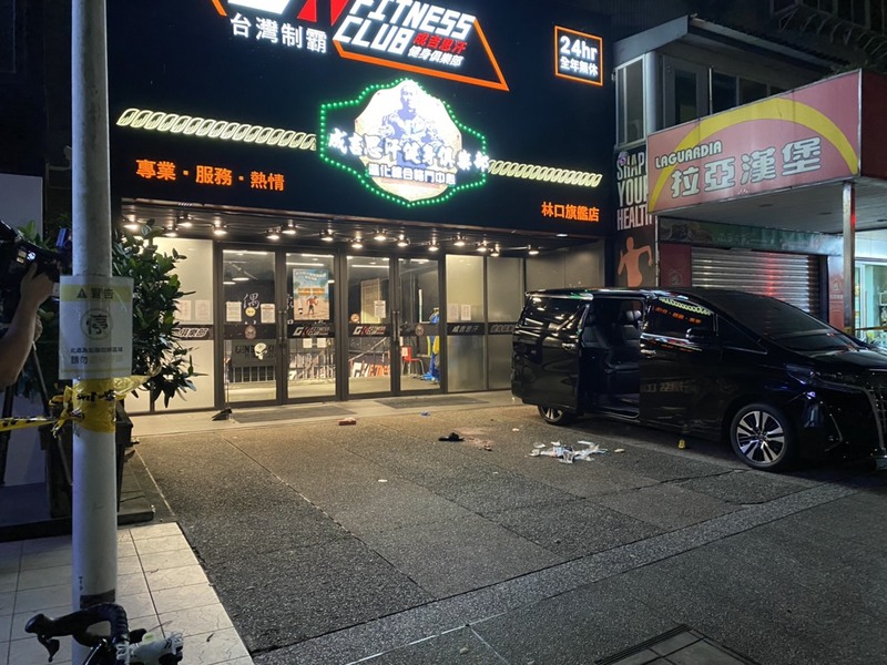 知名網紅「館長」陳之漢28日凌晨2時23分在「成吉思汗」健身館林口館門口遭人槍擊受傷送醫。（翻攝照片）