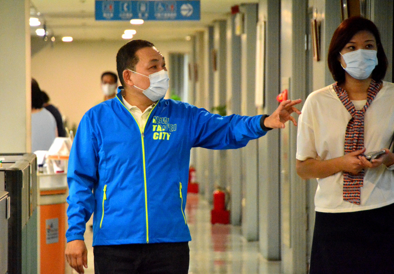 政府擴大開放美國豬肉牛肉進口，台中市等縣市政府都堅持瘦肉精含量零檢出的標準，新北市長侯友宜今天(30日)表示，新北市從以前到現在就是零檢出，這個原則一直沒有變過。(中央社)