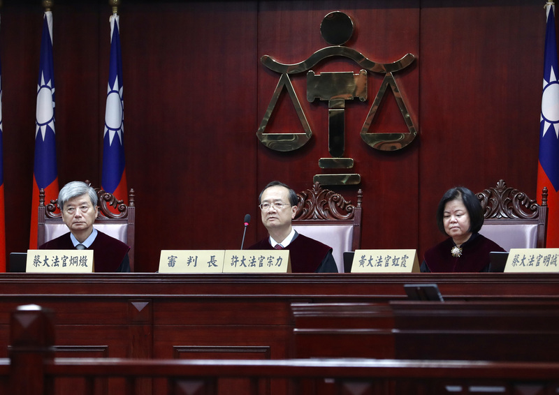 大法官兼司法院長許宗力（中）28日率大法官於司法院憲法法庭宣示釋字第793號解釋，黨產條例全部合憲。(圖：中央社)