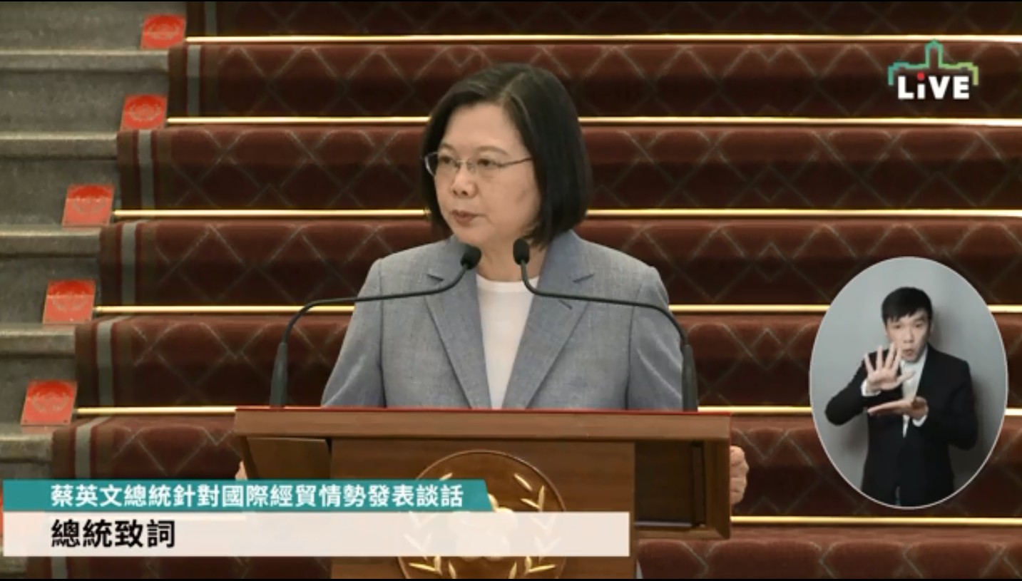 蔡英文總統28日下午在總統府發表談話，宣布政府經嚴謹風險評估後，決定開放含萊克多巴胺豬肉及30月齡以上的美國牛肉進口。(圖：臉書直播截圖)