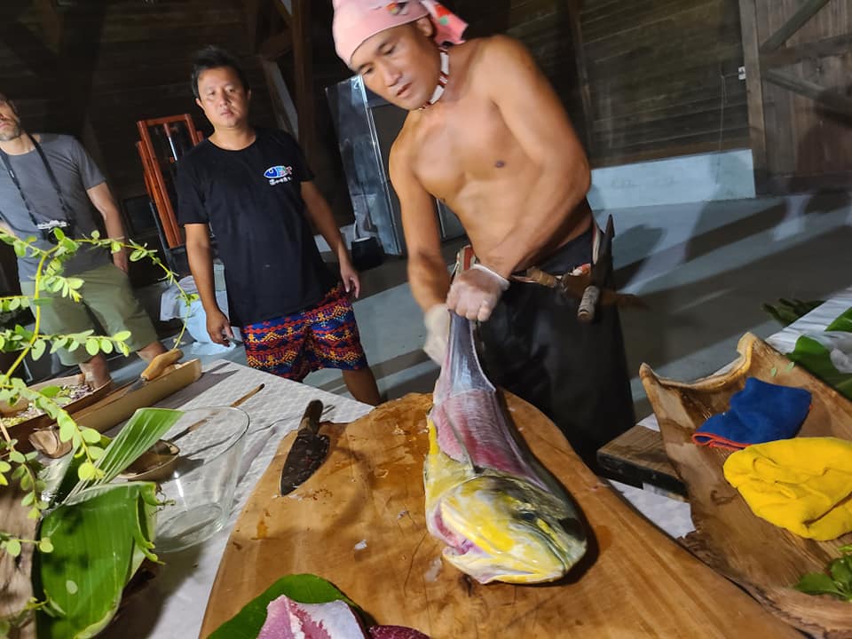 阿美族神厨陳耀忠現場示範傳統阿美族生魚片料理方式。（江昭倫攝）