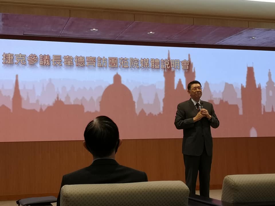 立法院針對捷克訪問團祭出高規格防疫措施，並兼顧國際禮儀，立院秘書長林志嘉說明採訪規劃與防疫措施（劉玉秋攝）