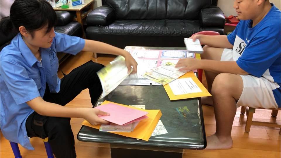衛福部部立台東醫院表示，他們在8月時，收到一件有20多封感謝醫護的卡片包裹，循線找到是來自就讀北一女的李孟庭界姊弟。部東醫院指出，姊弟倆近5個月來，共募集了近3,000封信件，他們利用時間整理、排版，一一分送給多家醫院，讓醫護人員感受到「向前的續航力」。(部東醫院提供)