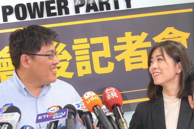 時代力量29日召開決策委員會議，會中選出前時力副秘書長高鈺婷接任黨主席。高鈺婷（右）上午與黨團總召邱顯智（左）出席記者會接受媒體訪問。(圖:中央社)