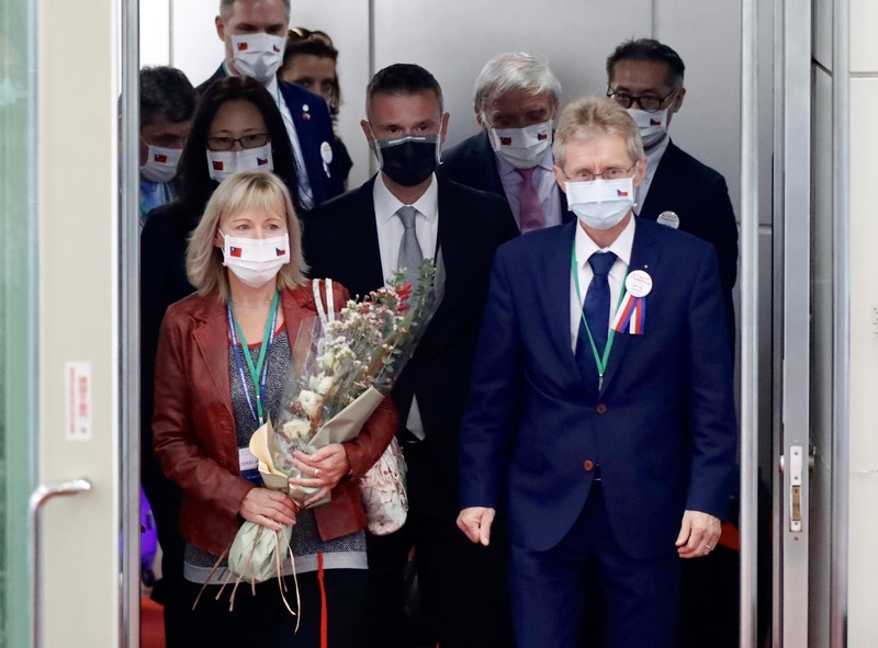 捷克參議院議長維特齊（Miloš Vystrčil）（前右）率團訪台，班機30日上午約11時抵達桃園國際機場。(圖：中央社)