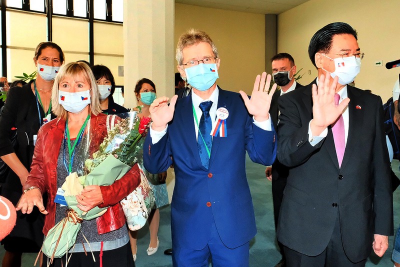 捷克參議院議長維特齊（前右2）30日上午率領89人訪問團來台，包含資深參議員、大學校長、研究機構、文化界人士、企業領袖、媒體等，外交部長吳釗燮（前右）代表政府到機場迎接，維特齊揮手致意。(資料照片/中央社)