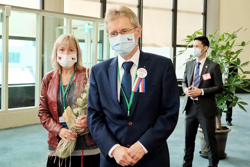 捷克參議院議長維特齊(Miloš Vystrčil)訪問團今天(30日)抵台，多數成員所戴口罩均有台灣、捷克國旗，唯獨維特齊口罩僅有捷克國旗。(圖:中央社)