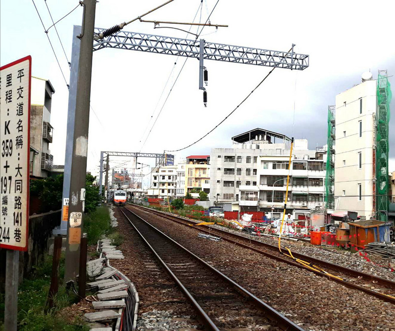 台鐵通報，30日下午台南市大同路平交道電車線遭壓斷，初判因鐵道局中工處施工時，搖桿機不慎傾倒造成，台南站與保安站間東、西線雙線不通，事故詳細原因由台鐵運安處調查。（台鐵提供）
