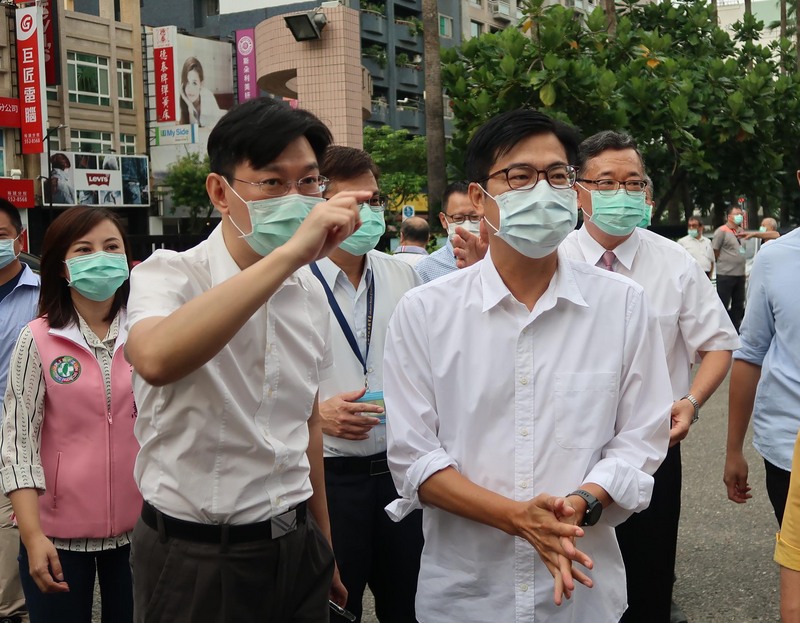 政府放寬美豬進口，國民黨要求萊克多巴胺零檢出。高雄市長陳其邁（前右）31日到三民家商視察校園防疫時受訪表示，會按照中央法規、國際標準，地方政府會用10倍頻率查察。(圖：中央社)