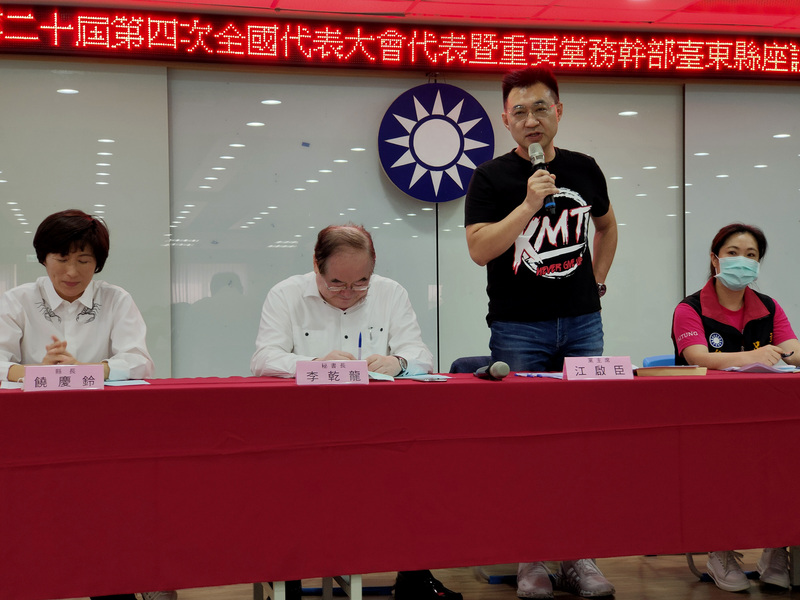 政府將放寬含瘦肉精美國豬肉和30月齡以上美國牛肉進口。國民黨主席江啟臣（右2）31日在台東召開記者會表示，國民黨捍衛人民的健康，堅決反對含瘦肉精美豬進口。(圖：中央社)