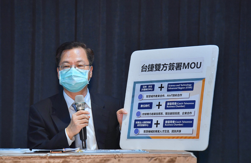 國發會主委龔明鑫下午則強調「德不孤，必有鄰」。圖為國發會主委龔明鑫31日主持台捷經貿合作說明記者會，說明台捷雙方共同簽署合作備忘錄（MOU）內容。