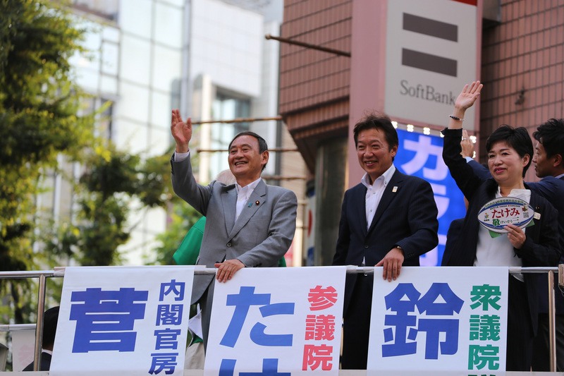 日本首相、執政黨自民黨黨魁安倍晉三因舊疾復發28日宣布請辭，自民黨準備召開總裁改選。圖為去年7月參議院選舉時，高人氣的菅義偉（左1）助選的情況。(資料照片/中央社)