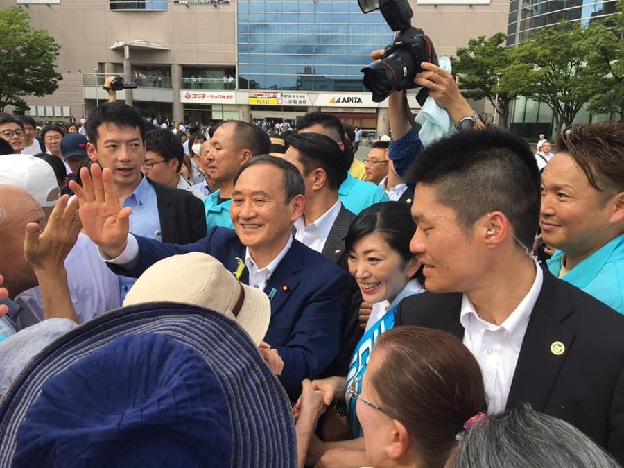原本因為擔任內閣官房長官而享有高人氣的日相菅義偉(見圖)，就任一年後卻不敵各項挑戰而人氣直落，只能黯然下台止住執政黨頹勢。（資料圖片取材自菅義偉臉書）