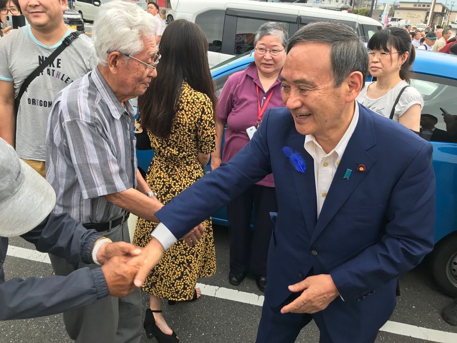 日本內閣官房長官菅義偉(右)（圖片取材自菅義偉臉書）