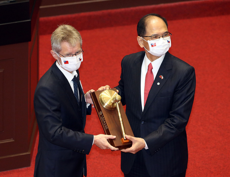 捷克參議院議長維特齊（左）1日上午前往立法院參訪並發表演說，立法院長游錫堃（右）代表立法院致贈紀念議事槌給維特齊，並合影留念。(圖：中央社)