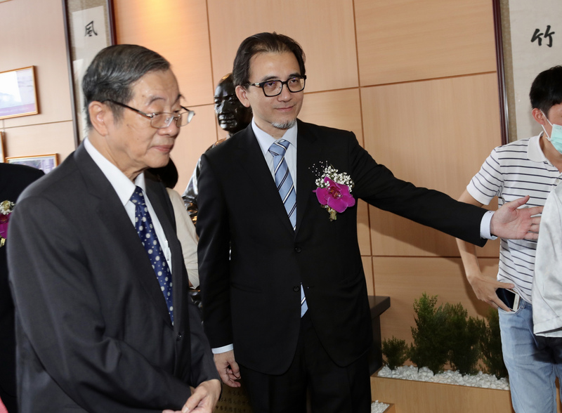 考試院1日舉行所屬部會首長聯合交接典禮，新任考試院長黃榮村（左）表示將借重新任秘書長劉建忻（左2）溝通協調能力，面對國會修法和修憲議題。(圖：中央社)