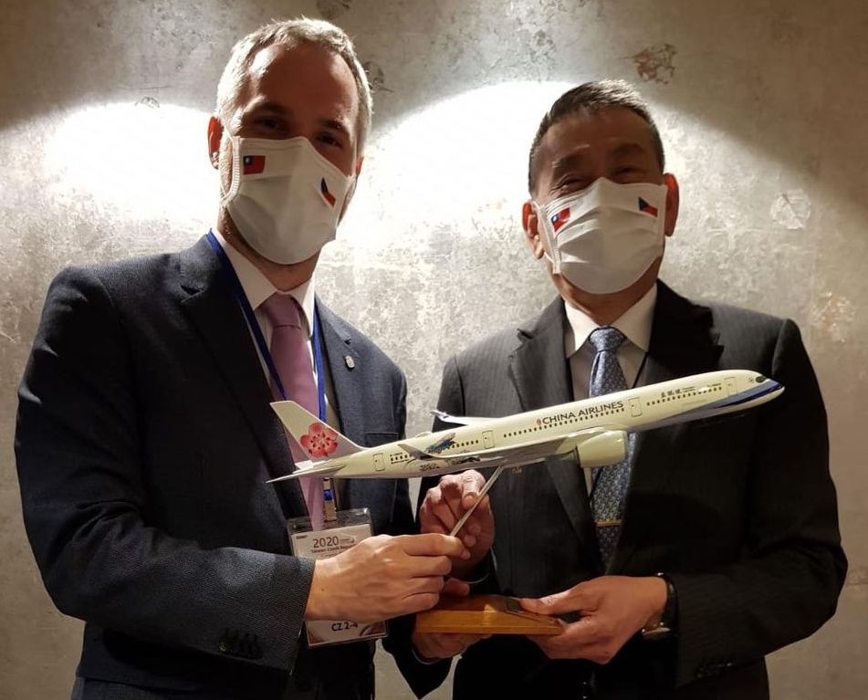 布拉格市長賀瑞普(Zdeněk Hřib)(左)說，台北往返布拉格的直航航線有望了。右為華航集團董事長謝世謙(臉書)