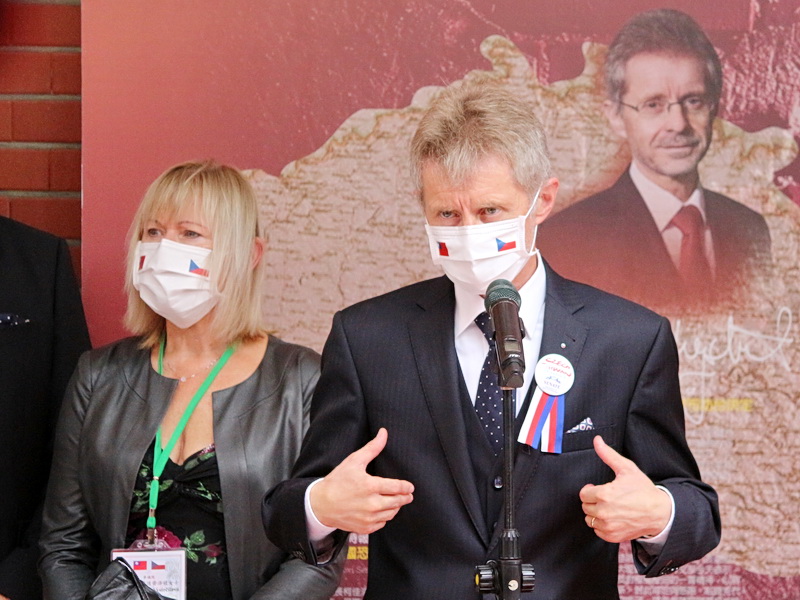 捷克參議長維特齊(Milos Vystrcil，右)1日在立法院民主友誼牆前表示，捷克自己有理解「一中原則」的方式 (央廣記者王照坤 攝)