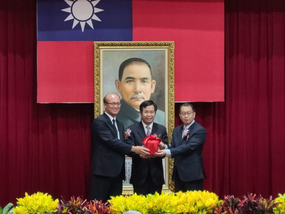在教育部長潘文忠(中)的監交下，張少熙(右)從代理署長林騰蛟(左)手上接下印象，正式接下體育署長職務。(江昭倫攝)