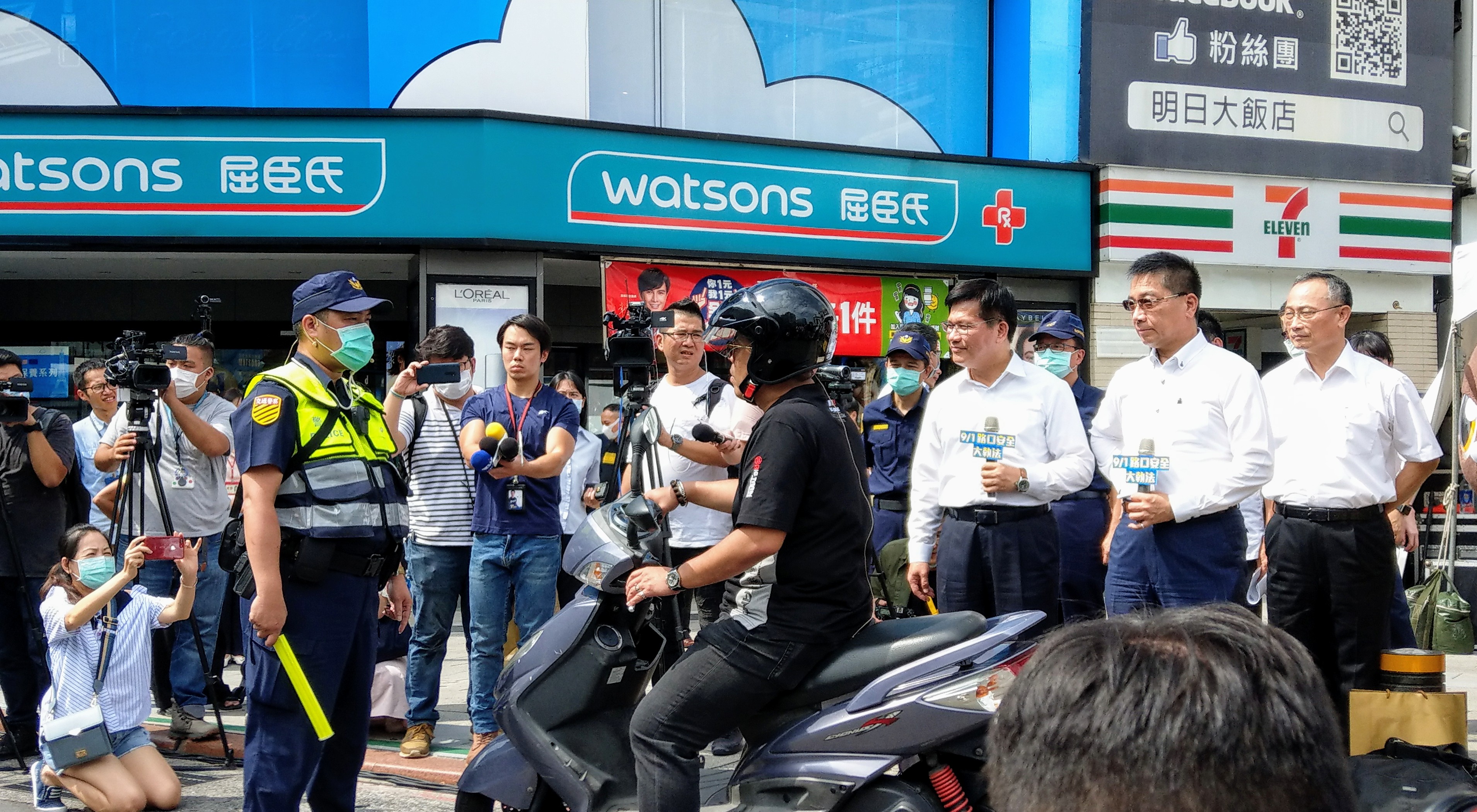 9/1起全國路口安全大執法，林佳龍與徐國勇視察警方模擬執法情境。(劉品希 攝)