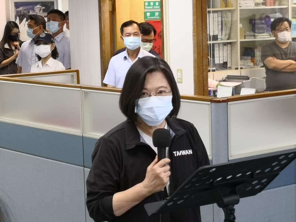 蔡英文總統2日表示，新版護照強化了辨識度，也強化台灣的元素，拿到護照有「我們是台灣人」的意思，籲請大家多多支持。（劉玉秋 攝）