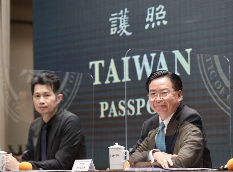 立法院日前通過提高護照上「台灣」、「TAIWAN」辨識度，並請行政部門研提具體作法。行政院2日上午召開記者會，說明新版護照封面，由行政院發言人丁怡銘（左）主持，外交部長吳釗燮（右）出席。(圖：中央社)
