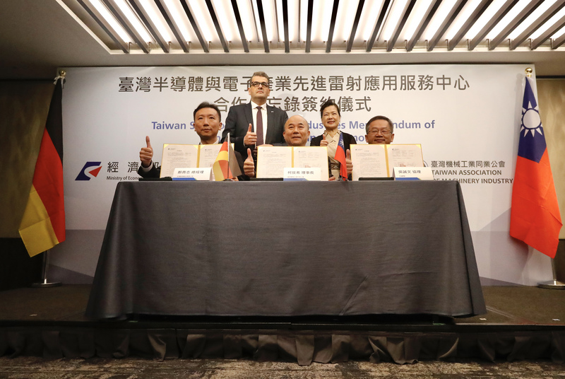 台灣半導體與電子產業先進雷射應用服務中心合作備忘錄簽約儀式2日舉行，台灣創浦總經理鄭勇志（前左起）、台灣機械工業同業公會理事長柯拔希及工研院協理吳誠文出席簽約，德國經濟辦事處長林百科（後左起）、經濟部長王美花到場見證。(圖：中央社)