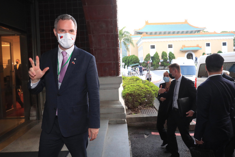 圖為布拉格市長賀瑞普（Zdenek Hrib）（左）2020年9月2日參觀台北故宮，回答媒體提問。(資料照片/中央社)