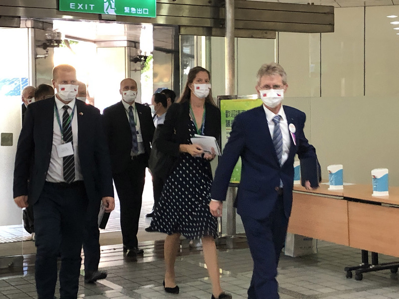 捷克參議院議長維特齊（Milos Vystrcil）（右）率團在2日傍晚拜訪科技部，雙方聚焦在生醫、航太、能源與農業科技等領域，未來有望進一步擴大交流。(圖：中央社)